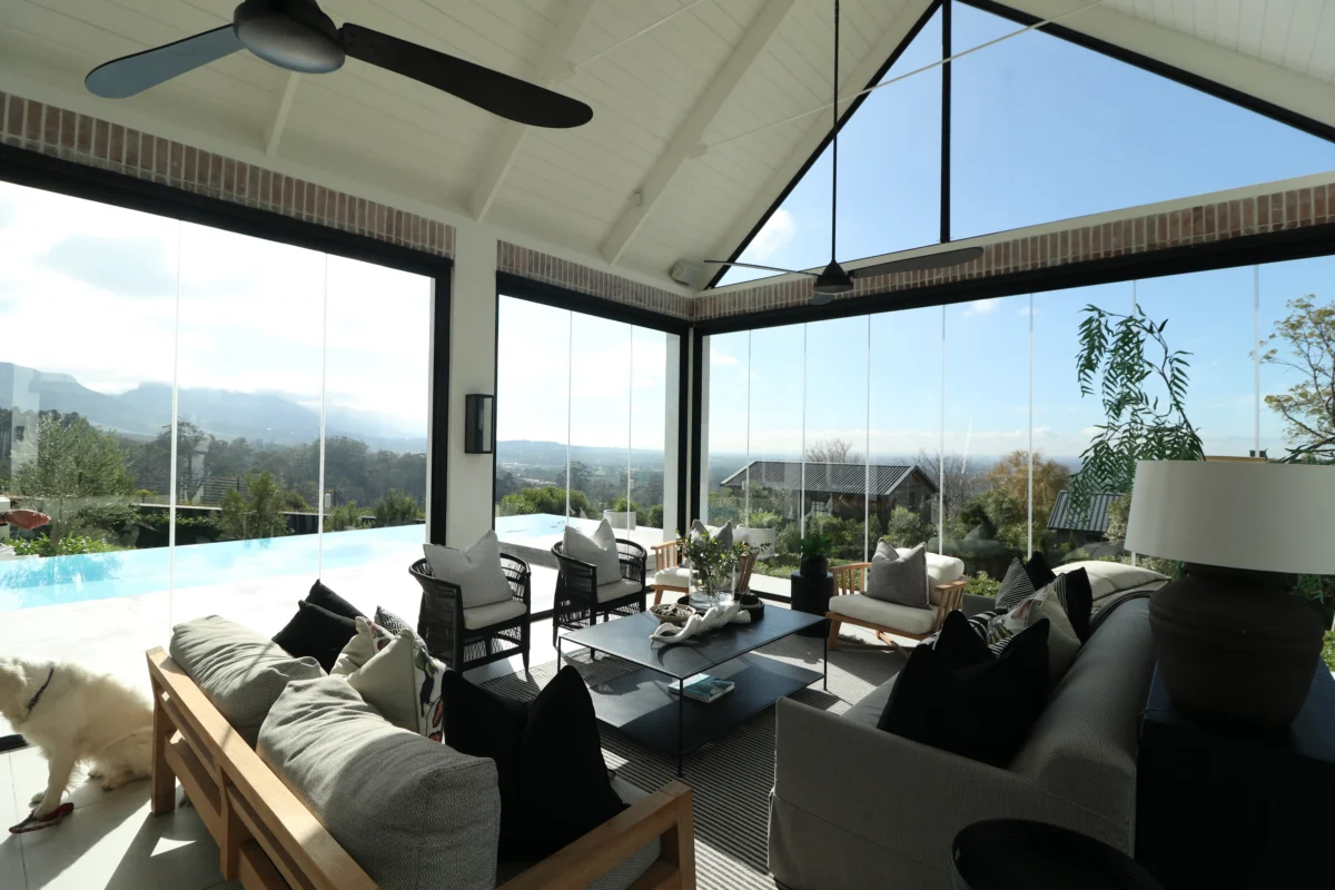 How Frameless Glass Can Improve Indoor Flow and Functionality