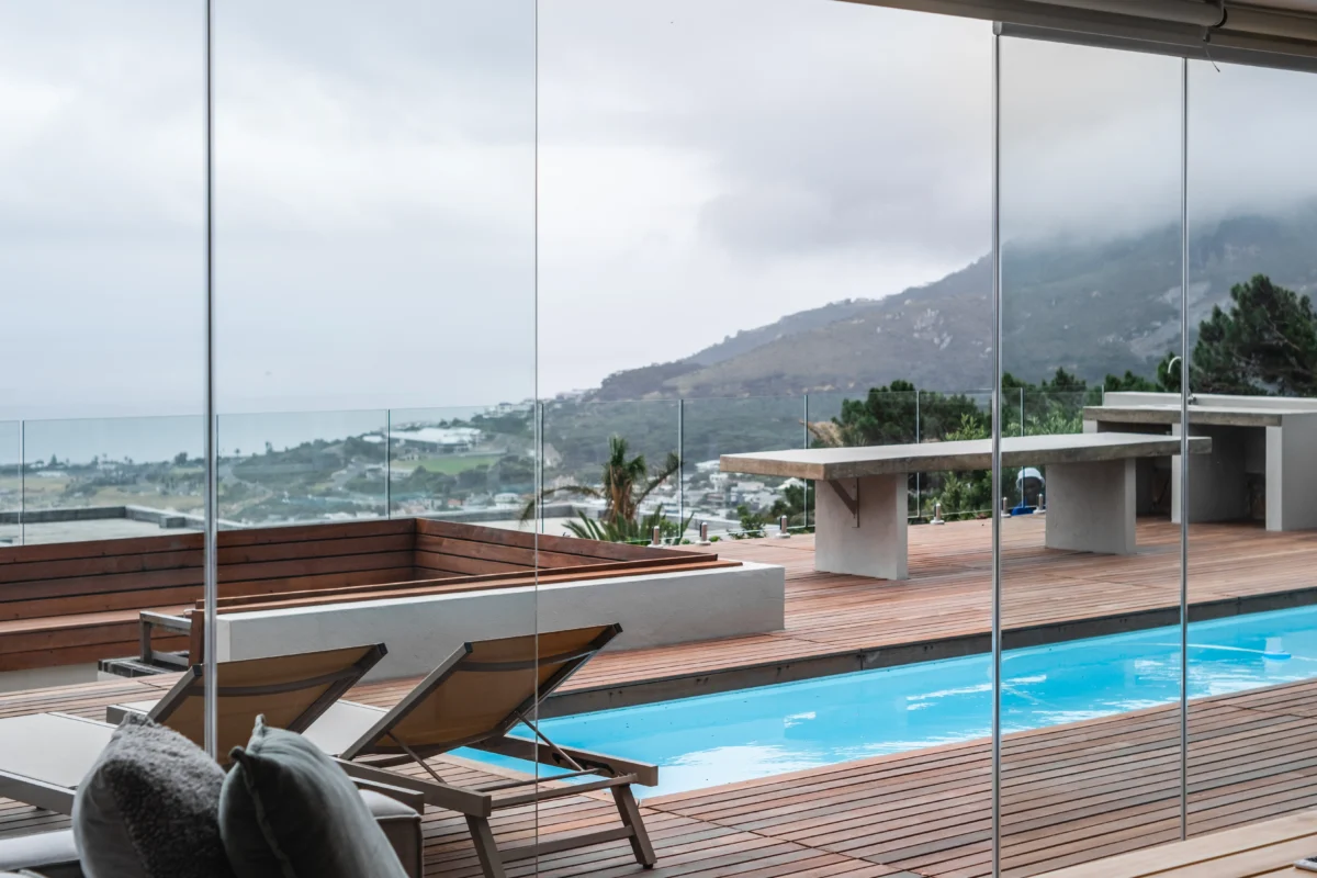 The Difference Between Semi-Frameless and Fully Frameless Glass